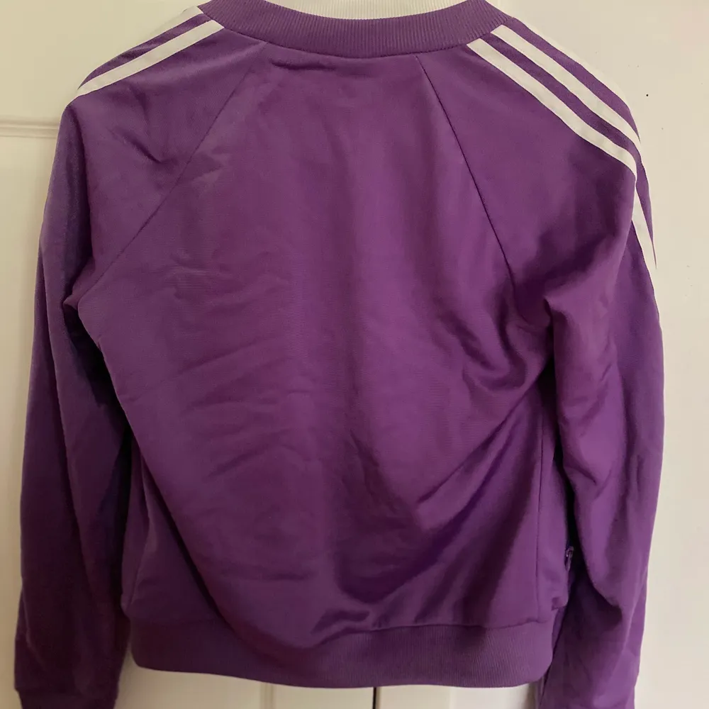 snygg adidas tröja org pris 800 säljer för 250kr plus frakt (pris kan diskuteras) . Hoodies.