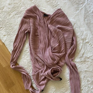 Rosa blus  - Fin rosa blus med vringning