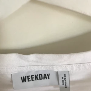 T-shirt - Basic vit T-shirt från Weekday! Sitter overzided och snyggt!