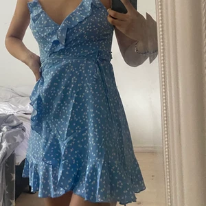 Jätte fin klänning - Xs-s kan nog passa M med, då det är snörning där man anpassar storleken.