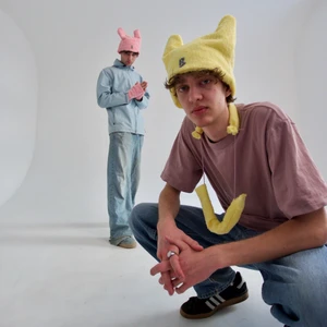 B-mössa💛 - Erik och Julius i mössor med korta öron💖💛Skriv för att få se alla tillgängliga tyger 💓