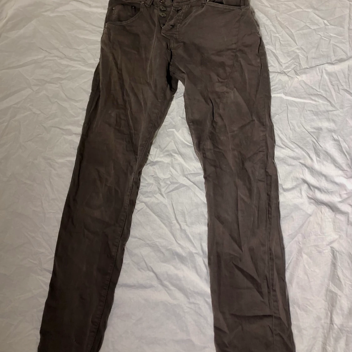 Bruna lågmidjade jeans. - 91