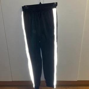 Reflex byxor - Använd 2 gånger från Boohoo i storlek XS, kan nog även passa som S! Svart färgad med reflexer på sidorna av benen. 