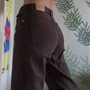 Bruna jeans - Bruna yoko jeans från monki, endast testade, storlek 28 men sitter passar mig som är 26/28, 172cm och nuddar knappt marken, buda gärna! 