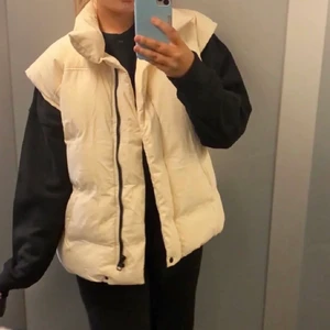 Väst - Säljer denna helt nya väst från Gina. Köpte den här på Plick men den var tyvärr för lång för mig då jag bara är 160:( Super snygg verkligen och passar så bra nu till sommaren!!💗 Den är oversize därför den är i storlek L men den passar mindre. Bilder är från annonsen ja köpte av:)