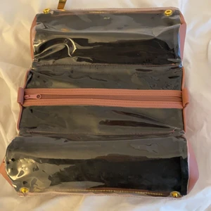 Råsa nessesär - Mörkråsa nässesär med gulddragkedior, och genomskinlig plast att de vad som e i 