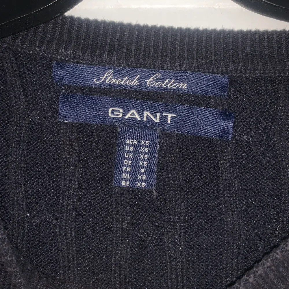Marinblå kabelstickad tröja från Gant. Storlek XS, passar även S.. Tröjor & Koftor.