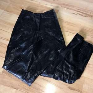 Skinnbyxor - Skitsnygga skinnbyxor med ormmönster! Väldigt sparsamt använda och förtjänar en ny ägare🥰självklart inte äkta skinn😊