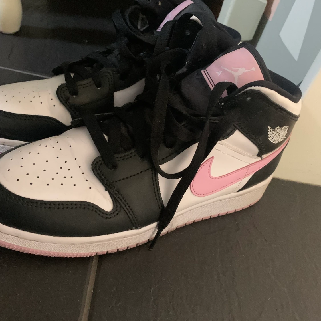 Jag säljer Jordans som är äkta jag köpte de för 2900kr och har knappt använd de om ni vill ha mer bilder så är det bara o skriva privat - 90