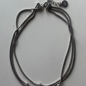 Halsband - Säljer detta super trendiga silvriga halsband. Orginalpris: 1.000kr Säljer för: 200kr 