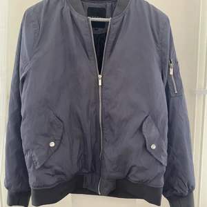 Bomberjacka  - Grå bomberjacka i strl. 40, väl använd i bra skick. Kan fraktas, köparen står för kostnaden.