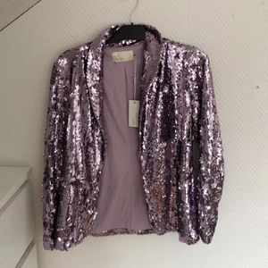 Kavaj från Nelly - Säljer min kavaj med paljetter på, super fin men har aldrig kommit till användning💝💝