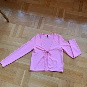 Knyt topp💗 - Säljer denna rosa topp från h&m då den ej kommer till användning. Sparsamt använd och är i fint skick☺️ färgen är mer som på andra bilden! 