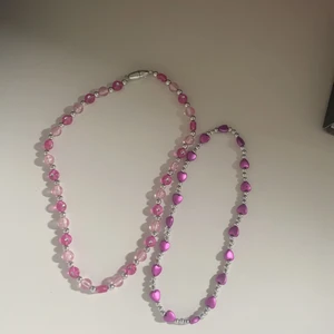 Halsband - Säljer dessa två dösnygga halsband, budgivning om fler är intresserade, 70 kr för båda, (köparen står för frakt)
