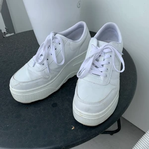 VOX Platåskor  - Inköpt för två år sedan. Strl 39 men små i storleken vilket är varför jag säljer dem. Skulle säga att de är mer som 38. Kan postas om köpare står för frakt. 