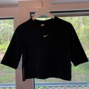 Ny Nike tröja, tight fit och kort modell. Prislapp kvar, storlek L. Inhandlad på Nike store Stockholm :)