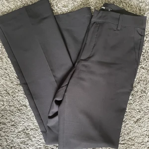 Kostymbyxor - Säljer mina jättesnygga kostymbyxor från Bik Bok. Storlek 38 men sitter absolut mer som 36. Hör av er vid fler frågor eller mer bilder 🥰