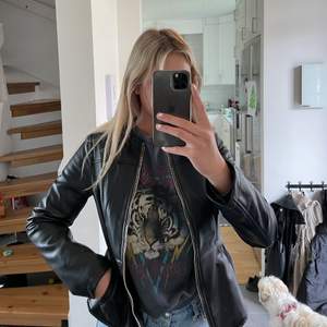 Super snygg skinnjacka ifrån Zara, endast provad! Storlek M men väldigt liten i storlek! Passar mig som har XS/S i vanliga fall. 