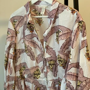 Summer dress - En jättehärlig pösig sommarklänning. Använd endast en gång - perfekt skick. Passar mig oversized (jag är en 36a)