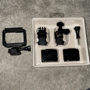 Gopro  - Gopro tillbehör (se bilden) samt ett stativ. Nypris 399kr mitt pris: 200kr frakt tillkommer. Aldrig använt (jag råkade riva isär kartongen) skickas omgående 