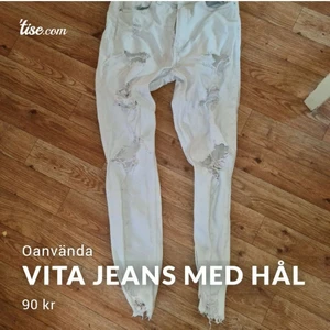 Vita jeans med hål storlek xs - Vet inte hur gammal jeansen är då jag inte har haft dem så länge 