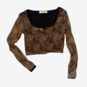 Leopardtröja - Väldigt het meshtop i leopardmönster köpt på urban🐆 Använd kanske 1-2 gånger, väldigt bra skick!