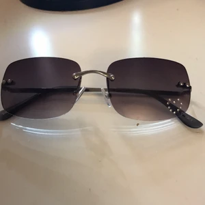 Solglasögon säljes!  - Helt nya solglasögon säljes! 