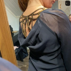 Klänning - Marinblå klänning med guld detaljer 