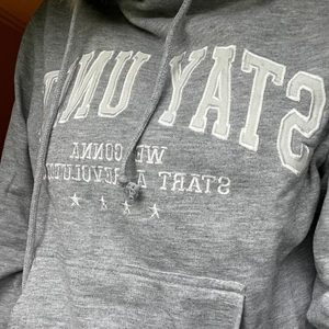 Hoodie från pull and bear - Säljer denna gråa pull and bear hoodie. I storleken xs men passar mig som normalt har M.