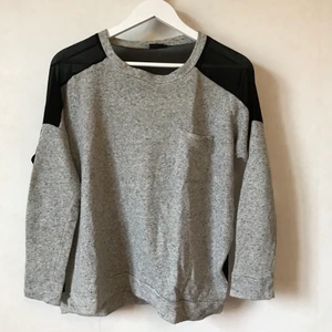 Grå tröja, transparent rygg, XS-M - Så fin ljusgrå collegetröja med liten fick fram och en svart transparent baksida. Stor favorit men får nu få vidare! Funkar nog för både XS, S och M. 74% bomull.  Kan mötas i Stockholm eller skicka mot fraktkostnad! ✨🌸✨