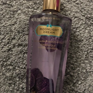 VS parfymer - Rensar ut gamla parfymer som jag inte använt på flera år! Det är mer än hälften kvar i varje flaska. 1 för 50kr eller 3 för 100kr ❤️