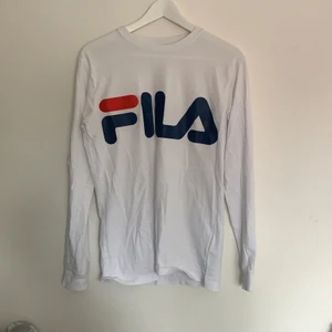 Vit Fila tröja med tryck, storlek S - Vit fila långärmad tröja med tryck, storlek S, knappt använd. Pris: 120kr inklusive frakt