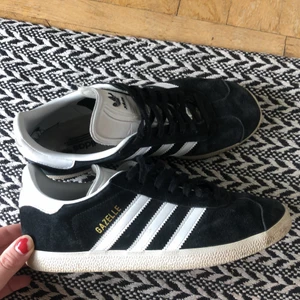 Adidas Gazelle 🖤🤍🖤 - Säljer ett par Adidas Gazelle i storlek 38 2/3, men passar mig bra som vavlkgvits har 39 i skostorlek. Sparsamt använda, lite smuts runtom gummit men tvättar bort de innan jag skickar dem! 🖤🤍