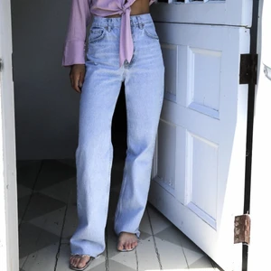 Blåa zara jeans - Raka ljusblå jeans från zara💕slutsålda på hemsidan