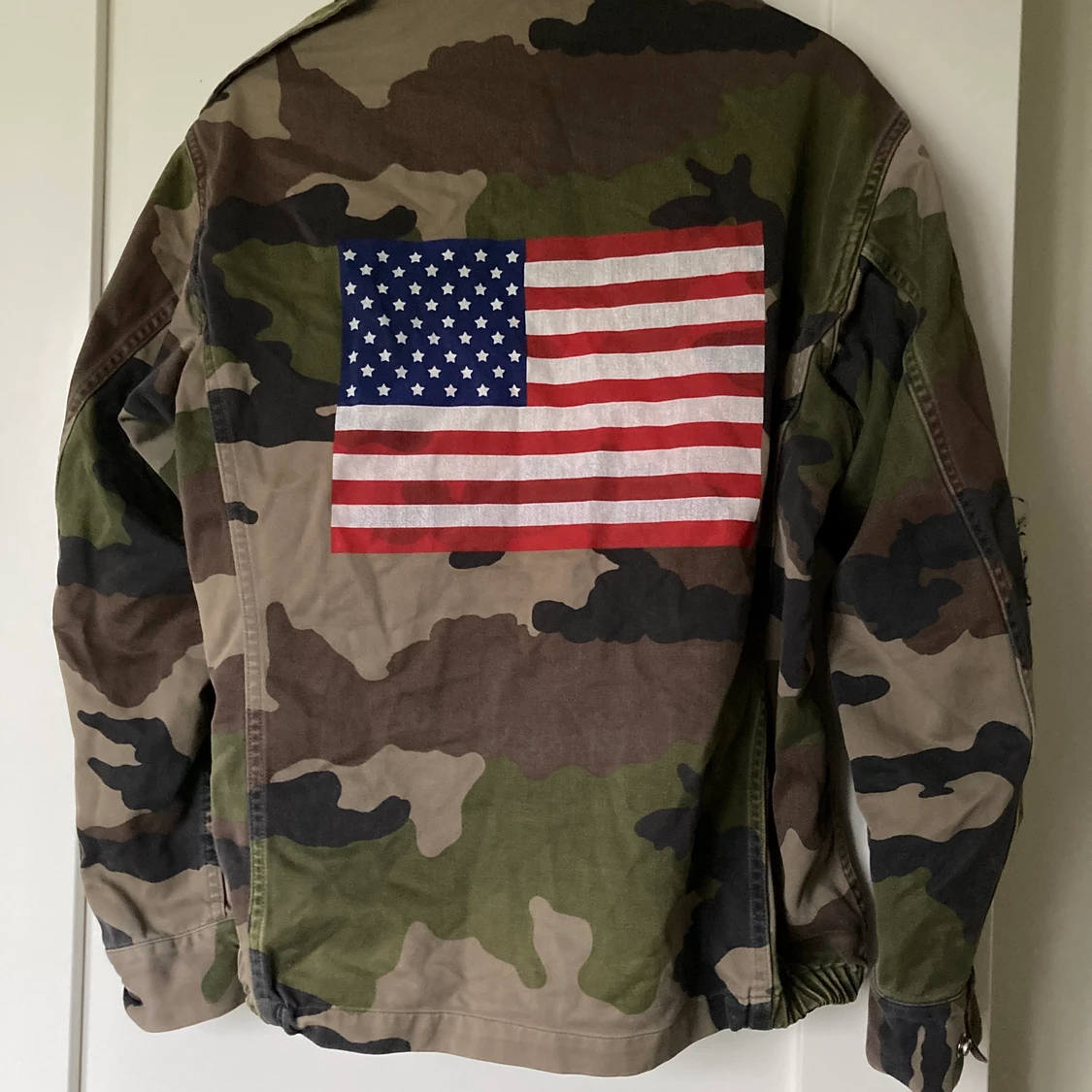 Militärjacka i grön kamouflage  - 91