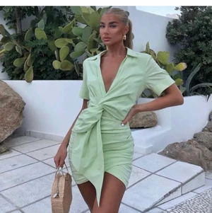 Zara pastell omlottklänning - Säljer världens finaste sommarklänning från zara🤩 (SLUTSÅLD) den kommer tyvärr aldrig till användning😢 Helt ny med lappen kvar, dragkedja i sidan, storlek XS. De två första bilderna är lånade! Köpte den här på plick för 410kr så säljer bara vid bra pris!🌺🐚💚Köp direkt för totalt 470kr (frakt inräknat)!! SÅLD FÖR 470kr