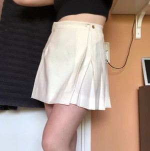 Retro vit tenniskjol - Superfin vintage tenniskjol med guldknappar. Storlek s men finns två olika knappar man kan knäppa med, så går att ha i två olika storlekar. Perfekt nu till sommaren 💫