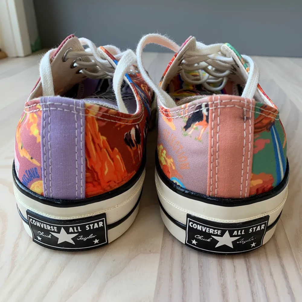 Säljer ett par HELT NYA och OANVÄNDA Converse skor för att de inte passar mig och glömde returnera. De är inspirerade av Area 51. Skickar gärna fler bilder. Storlek: 39,5 EUR. Skor.