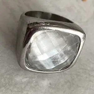 Maffig ring från Edblad. Rostfritt stål , grå fasetterad Sten. Storlek 18. Diameter 3 cm. 