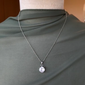 Halsband - Storrensar mina smycken, kolla in i profilen och hitta sjukt snygga & trendiga smycken, ALLT läggs ut för 30kr så fyndaaa! 