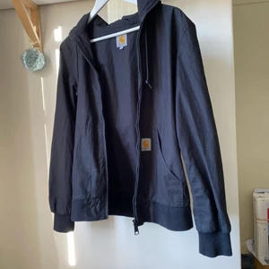 Carhartt Jacka  - Säljer en tunn och skön jacka från Carhartt i storlek Small. Knappt använd och i väldigt gott skick. Tunn och luftig, perfekt för lite svalare sommarkvällar! 