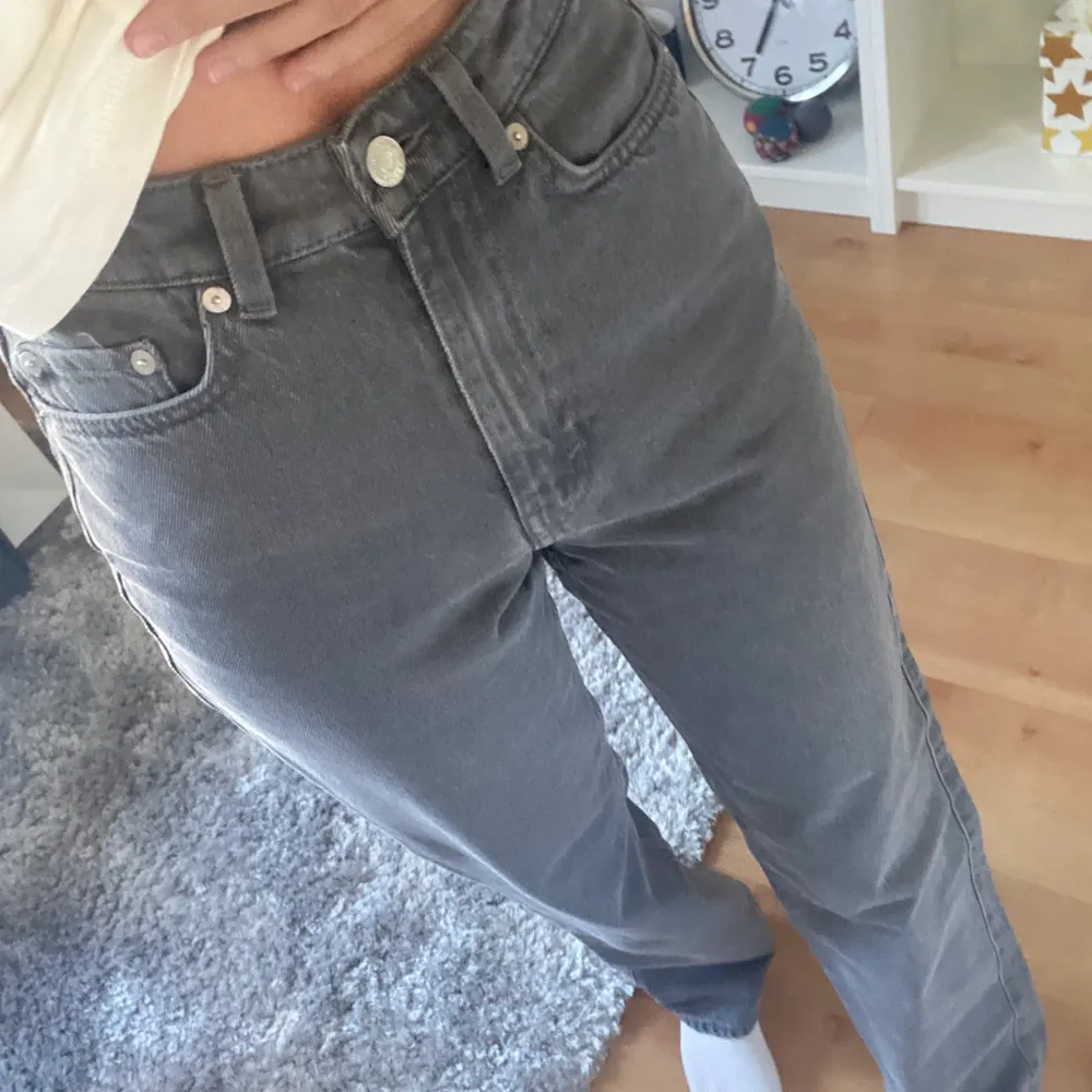 säljer mina gråa weekday jeans i modellen rowe som är helt slutsålda på hemsidan! dem är aldrig använda, endast testade nypris va 500💓hör av dig om du är intresserad. köpare står för frakt men priset kan diskuteras! . Jeans & Byxor.
