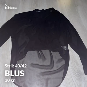 Svart blus strlk 40/42  - Svart blus i storlek 40/42. Kortare i framsidan och längre i baksidan. Lite onsylig men väldigt fin. Hör av er för fler bilder eller information. Kan även mötas upp i Göteborg ☺️