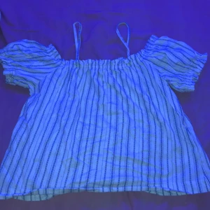 Topp HM - Vit blå randig sommartopp från H&M använd fåtal gånger! Storlek XS