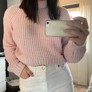 Stickad tröja  - Stickad rosa jättefin och mjuk tröja, näst in till oanvänd.  Köparen står för frakt💞