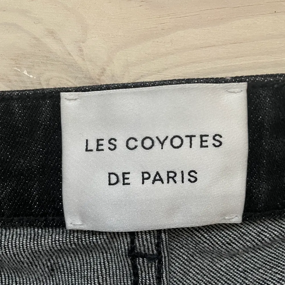 Jag säljer mina supersnygga lågmidjade, svarta, lite utsvängda les coytes jeans med fickor där fram och bak. De är i jätte bra sick. Jag säljer dem för 450 kr inklusive frakt (pris kan diskuteras).😊🥰. Jeans & Byxor.