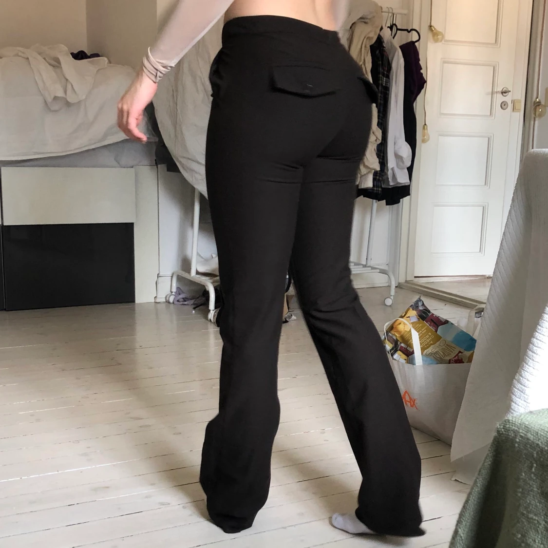 Trendiga mörbruna byxor