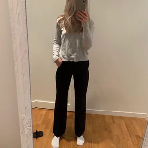 Bik bok Kostymbyxor strl 34 - Svarta kostymbyxor från Bik bok i storlek 34. Säljer pga att de inte passar mig längre. Fint skick. Köpta för 399kr. Köparen står för frakt! 