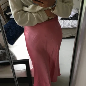 Rosa sidenkol från Zara storlek M  - Så fin kjol i storlek M, använt endast 1 gång. Väldigt bra skick! Använder inte därför till försäljning. 