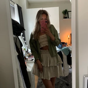 Zara jacka - Så fin och trendig militärgrön jacka från zara, helt ny med lappen kvar, perfekt till sommaren 🥂🌴